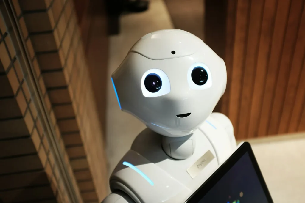 Humanoider Roboter mit leuchtenden Augen und Tablet – Symbol für digitale Kompetenzen und Zukunft der Arbeit